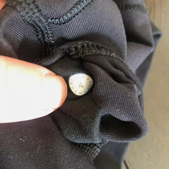 Lululemon Graphic Logo Leggings Size 4 - Picture 3 of 5